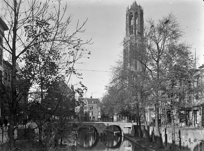 86674 Gezicht op de Oudegracht Tolsteegzijde te Utrecht met op de voorgrond de Gaardbrug en op de achtergrond de Domtoren.